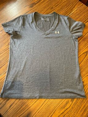 Women’s Under Armour Shirt Size Small